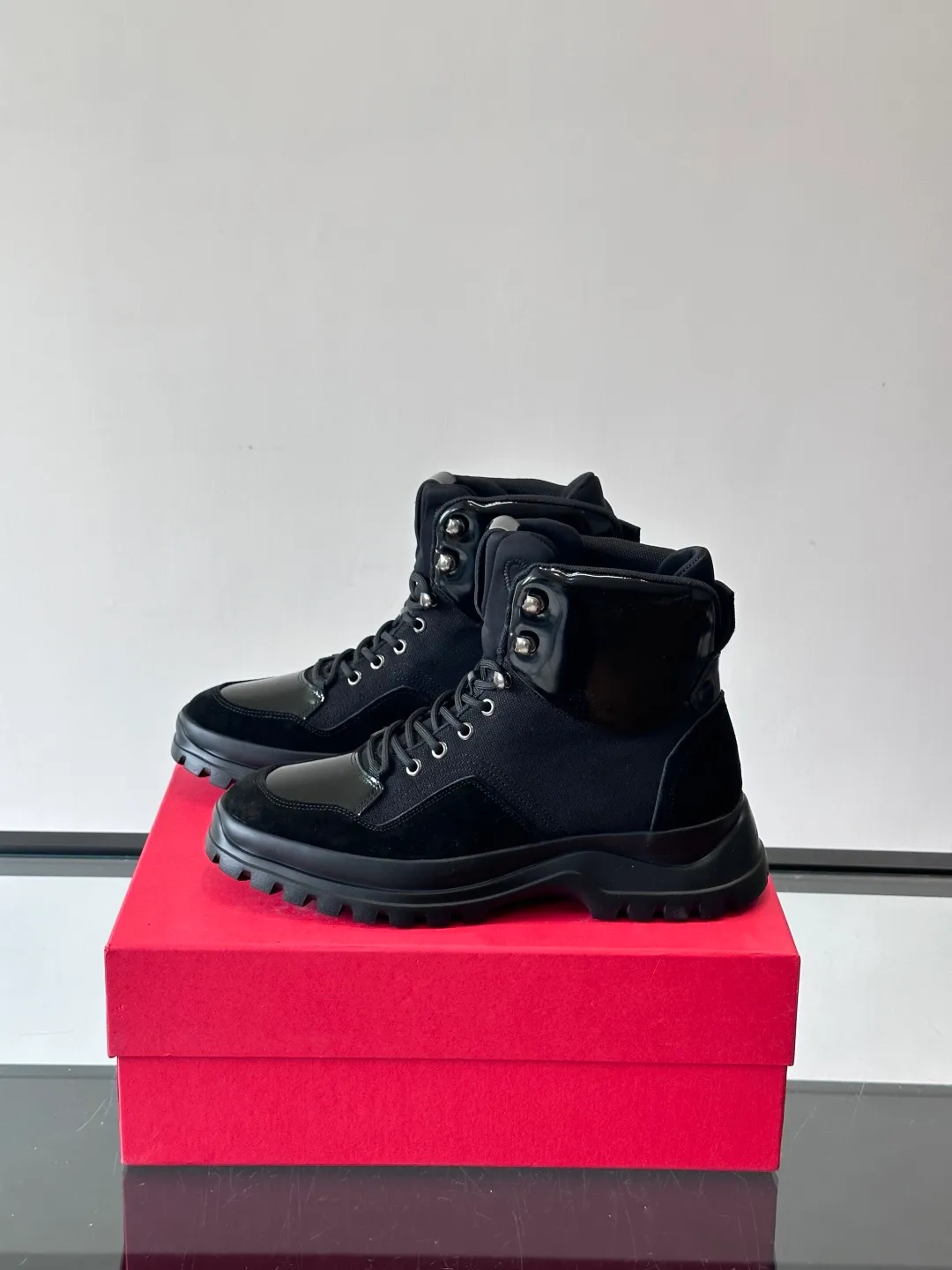 Men's shoes 💰960 Ferragamo's thick-soled lace-up short boots are made of suede + fabric splicing. They have a delicate texture and are breathable. The black rubber thick soles are wear-resistant and have strong traction. They can be worn every day outdoors! The shoelaces are super vibrant and the metal fastener details are perfect. The boot shaft is adjustable, comfortable and stable to wear. It goes well with workwear style or casual style in autumn and winter. It is warm and fashionable. It is suitable for outdoor activities or daily commuting! size: 39-44 (customized at 38.45.46)